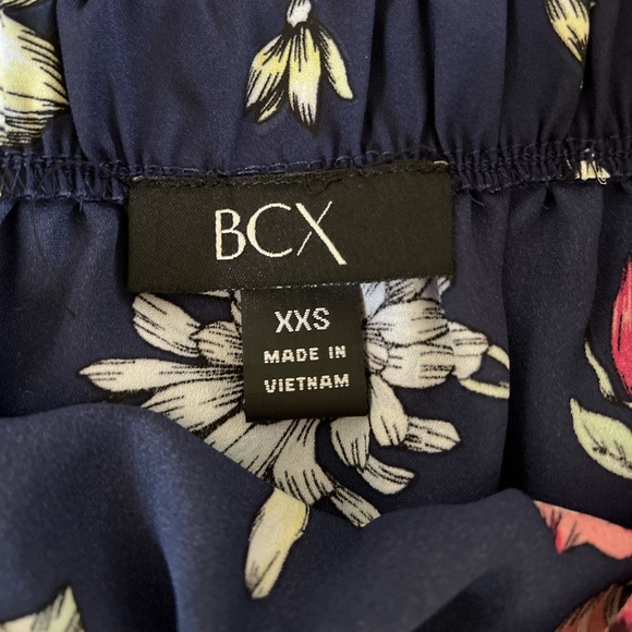 NWT - Floral print blouse, off-the-shoulder with adjustable straps. - Picture 5 of 5